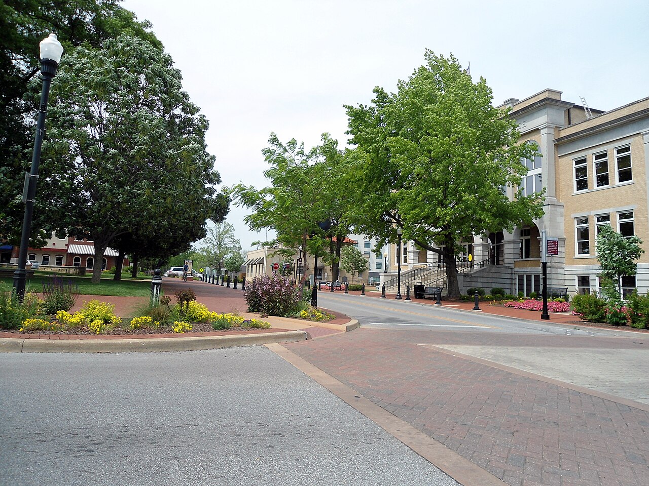 Trees, gardens and storefronts around Bentonville Square